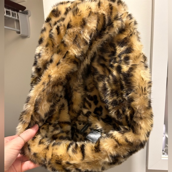 Ann Taylor Leopard Faux Fur Muffler/Neck Warmer - Picture 1 of 6